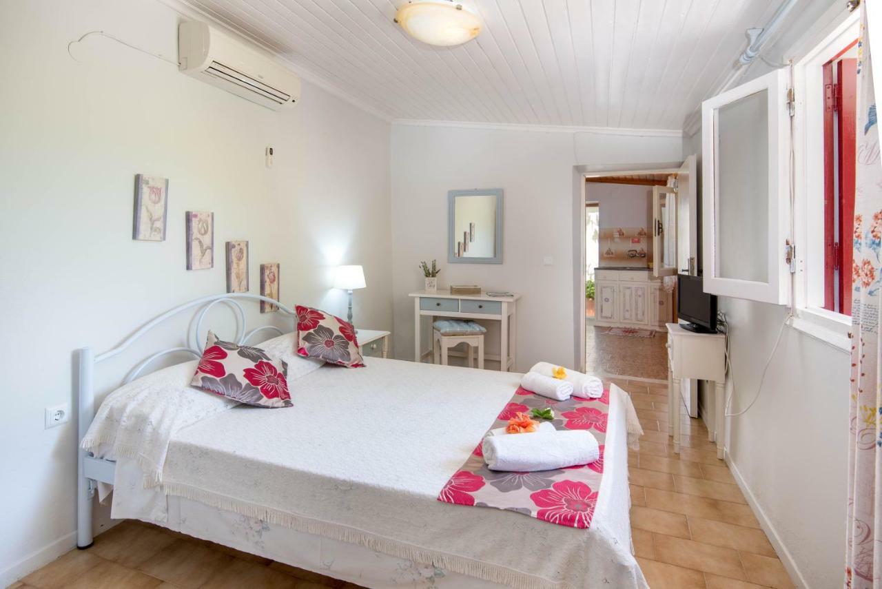 Voula Apartment Gaios Bagian luar foto